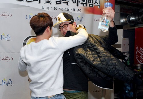 개그맨 김대성(왼쪽)과 박영진이 취객으로 가장해 몸싸움 개그를 보여주고 있다.