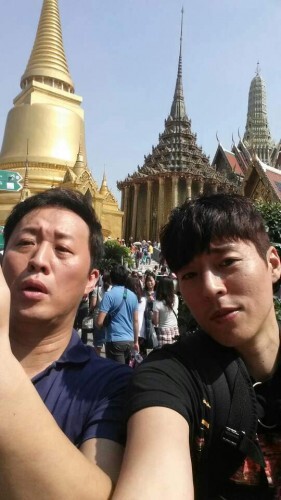 SBS 플러스 '남자끼리' 촬영차 태국으로 떠난 서지석(오른쪽)이 정준하와 함께 사진 촬영을 하고 있다. 