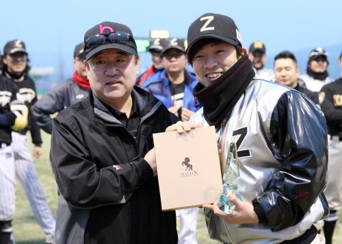 한스타 야구 봉사리그 MVP 조마조마 성대현이 수상 후 대회 관계자와 기념촬영을 하고 있다. (조성호 기자)