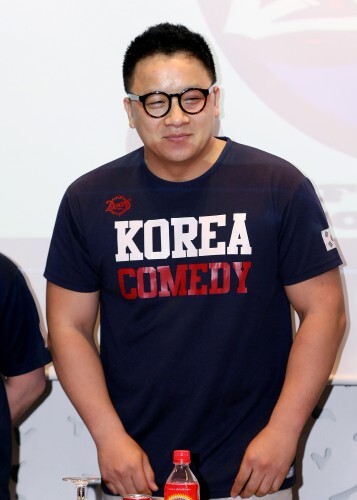 친구따라 개그맨 시험장에 갔다가 혼자만 덜컥 붙었다는 조수원은 한국 최고의 넌버벌 코미디언옹알스의 주축이다.