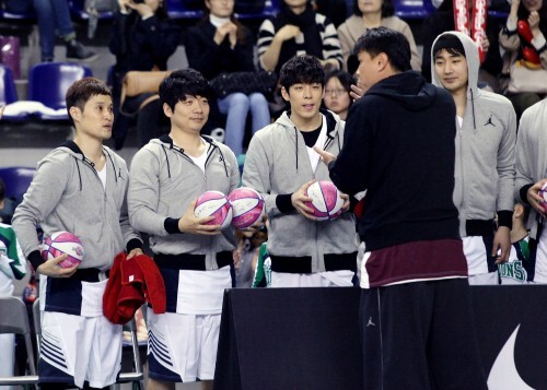 연기자 팀 송준근, 김재욱, 김사권, 여욱환(왼쪽부터)이 김택훈 감독으로 부터 지시를 받고 있다.