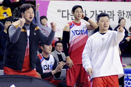 2월11일 스타전과 경기에서 동료들을 응원하는 예체능 김태우, 김영준,양동근(왼쪽부터).(조성호 기자)