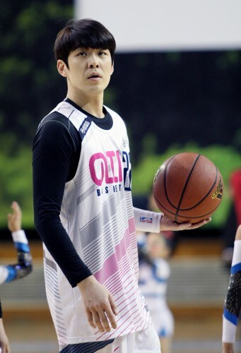 연예인 농구팀 '아띠'의 유니폼을 입은 배우 김사권. 그는 지난 달 22일 한스타 연예인 농구 대잔치 시상식에서 반칙왕 상을 수상하기도 했다. (조성호 기자) 