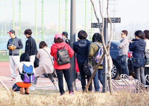 감사원과의 경기를 위해 재미삼아 안재욱이 야구장에 나타나자 한국과 일본 여성팬이 뒤를 따르며 카메라 셔터를 누르고 있다. 등을 보이며 걸어가는 안재욱(왼쪽 두 번째)을 좇고 있는 팬들. 