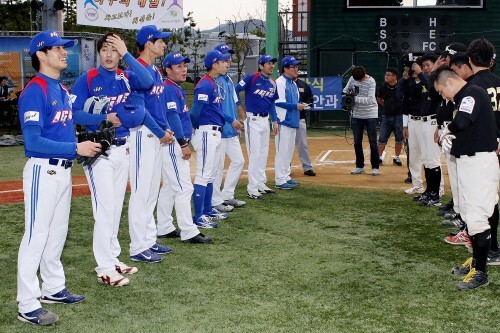 지난해 10월 6일 제 6회 한스타 연예인 야구대회 조마조마와의  준결승에 경기에 앞서 도열하고 있는 이기스 선수들.