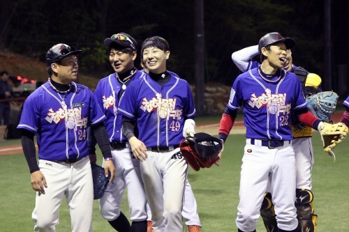 제 7회 한스타 연예인 야구 개막전에서 조마조마를 물리친 천하무적 선수들이 기쁨을 나누고 있다. 