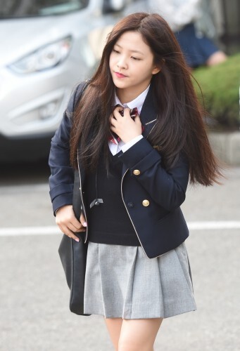 레드벨벳 예리가 KBS 2TV '뮤직뱅크' 리허설을 마치고 학교로 향하고 있다.(뉴스1)