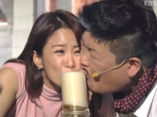 KBS2 개그콘서트 '나는 킬러다'에서 김지민과 유민상이 맥주 거품키스를 했다. 이에 질겁한 김지민은 유민상에게 뭐하는 거냐며 짜등을 폭발시켰다. (KBS2 개그콘서트 방송화면 캡쳐) 