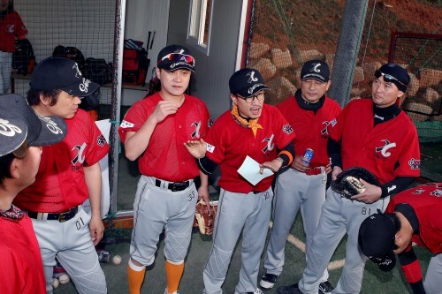 제 7회 한스타 연예인 야구대회 2라운드에서 외인구단과 첫 경기를 가진 공놀이야는 평소와 달리 붉은 유니폼을 착용해 눈길을 끌었다. 김태현 감독은 젊은 기분으로 화이팅하자는 의미라고 이유를 밝혔다. 