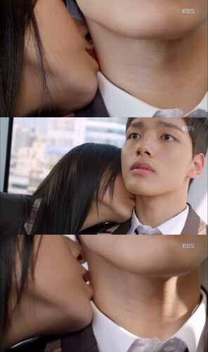 설현이 여진구의 목에 키스를 했다. ( News1스포츠 / KBS2 ´오렌지 마말레이드´ 캡처)