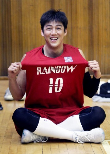 24일 레인보우와 마음이의 친선 경기에 참가한 김혁이 레인보우 유니폼을 내세우며 웃고 있다. (조성호 기자)