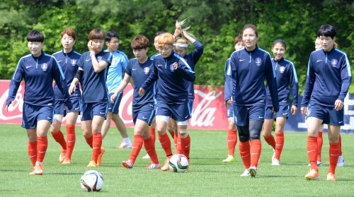 10일 오전 8시 한국여자 축구는 브라질 과 여자 월드컵 첫 경기를 치른다. 5월 파주NFC서 훈련 당시 여자 축구대표팀.(뉴스1)