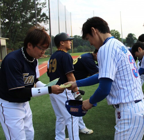 경기 전 오더를 주고 받는 그레이트 우석렬 감독(왼쪽)과 이기스 송창의 감독.