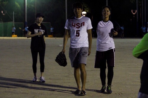 어둠이 내린 가운데 연예인 코치 서지석(가운데)이 가수 뮤지컬배우 리사(왼쪽)와 줌바댄스 강사 이티파니와 연습을 마친 후 운동장을 걸어 나오고 있다. (강지우 인턴기자) 
