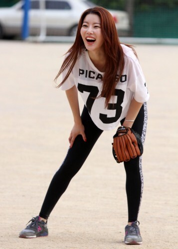 배우 노수람이 한스타 여자 연예인 야구단 연습때 캐치볼을 하며 웃고 있다.(강지우 인턴기자)