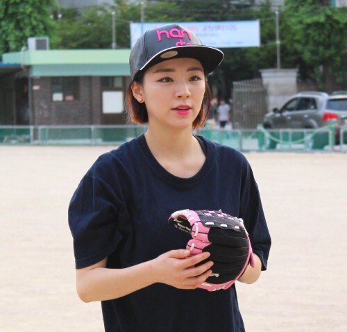 6인조 걸그룹 바바의 별하가 7일 한스타 여자 연예인 야구단에 지원 첫 단체연습에 참가했다.(최재식 인턴기자)