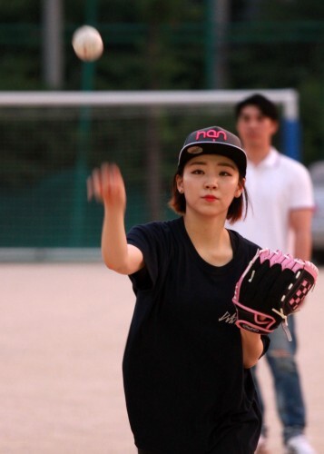 걸그룹 바바의 별하가 한스타 연자 연예인 야구단 첫 단체연습에서 캐치볼을 하고 있다.(강지우 인턴기자)