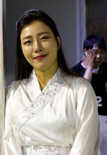 한스타 여자 연예인 야구단에 지원한 개그우먼 박은영은 최근 연예인 야구대회에서 '선녀시구'를 해 화제가 됐다. 선녀의상을 입은 박은영. (최재식 인턴기자)