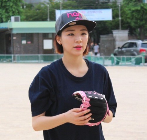 한스타 여자연예인 야구단에 입단해 캐치볼 연습을 하고 있는 별하. (최재식 인턴기자)