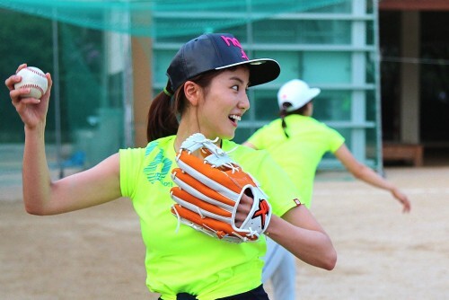 배우 정다운이 한스타 여자 연예인 야구단 단체연습에서 캐치볼을 하고 있다. (최재식 인턴기자)