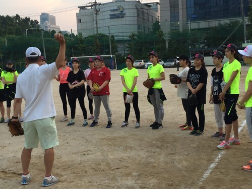 한스타 여자 연예인 야구단 양승호 감독(맨왼쪽)이 14일 서울 강남의 한 중학교에서 열린 두번째 단체연습에서 공 던지기 시범을 보여주고 있다. '치어리더 여신' 박기량(오른쪽에서 두번째)은 이날 처음으로 연습에 참가했다. (최재식 인턴기자)