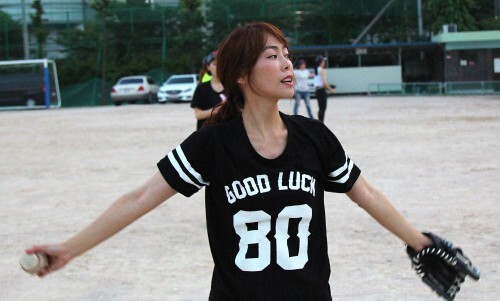 여성 듀오 애즈원 민이 한스타 야구단 에서 캐치볼 연습을 하고 있다. (최재식 인턴기자)
