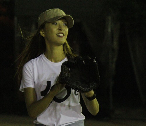 한스타 여자연예인 야구단 선수인 배지현 아나운서가 16일 단체연습에서 캐치볼을 하고 있다.(최재식 인턴기자)