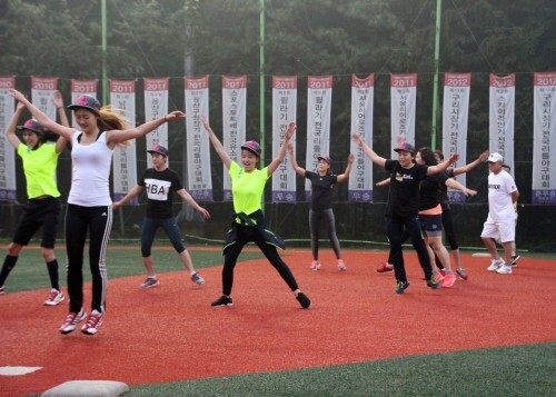 한스타 여자연예인 야구단 선수들이 본격적인 연습에 들어가기전 몸풀기 운동을 하고 있다.(강지우 인턴기자)