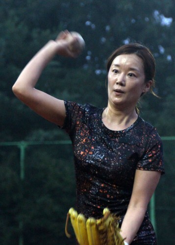 가수 겸 배우 정재연이 11일 의정부 리틀야구장에서 실시한 한스타 여자연에인 야구단 연습에서 캐치볼을 하고 있다. (한스타 DB)