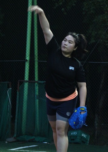 개그우먼 서성금이 11일 의정부 리틀야구장에서 실시한 한스타 여자 연예인 야구단 연습에서 캐치볼을 하고 있다.(강지우 인턴기자)