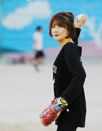 개그우먼 고효심이 13일 한스타 여자연예인 야구단 연습에서 캐치볼을 하고 있다.(최재식 인턴기자)