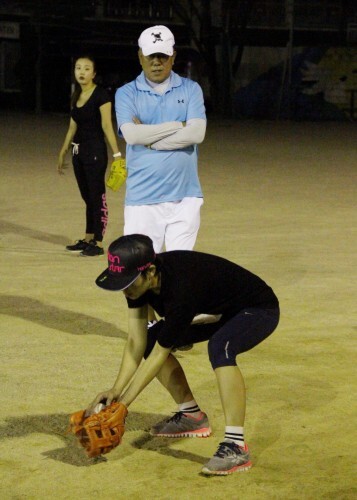개그우먼 박진주가 양승호 감독이 보는 앞에서 땅볼 수비훈련에 열중하고 있다.(강지우 인턴기자)