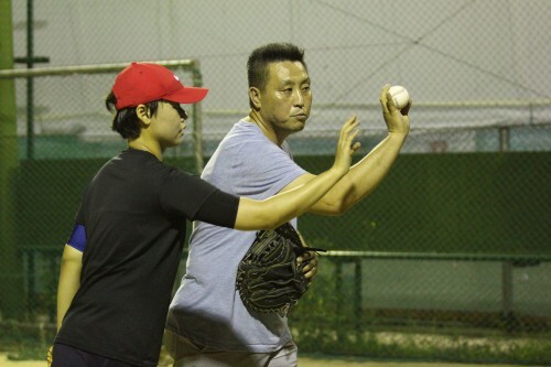 한스타 여자연에인 야구단 투수 후보 황지현(왼쪽)이 전 LG투수 문동식시로부터 투수 개인지도를 받았다.(최재식 인턴기자)