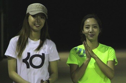 정순주 아나운서(오른쪽)가 배지현 아나운서와 한스타 여자 연예인 야구단 연습에 참가, 잠시 휴식을 취하고 있다.(한스타DB)