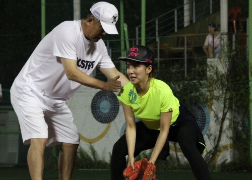 배우 정다운(오른쪽)이 한스타 여자 연예인 야구단 양승호 감독에게 수비 자세에 대하여 배우고 있다.(한스타DB)