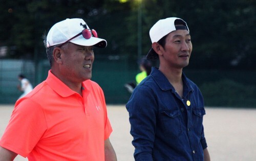 양승호 감독(왼쪽)과 김창렬 코치가 한스타 여자 연예인 야구단 선수들 연습을 지켜보고 있다.(한스타DB)
