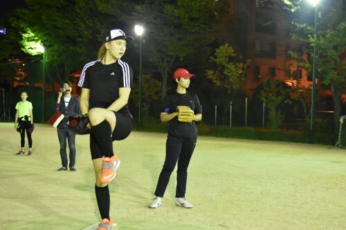 한스타 여자연예인 야구단 투수 0순위 배우 박지아(왼쪽)가 연습 피칭을 하고 있다. 오른쪽은 역시 투수후보 개그우먼 황지현.(한스타DB)