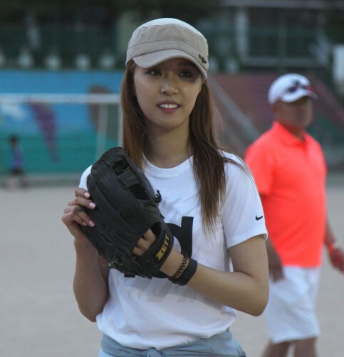 배지현 아나운서가 7월16일 한스타 여자 연예인 야구단 단체연습에 참가해 캐치볼을 준비하고 있다.(한스타DB)