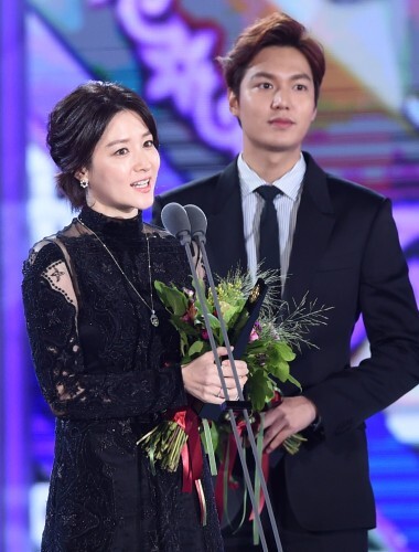 배우 이영애(왼쪽)와 이민호가 10일 열린 '서울 드라마어워즈 2015'에서 한류공로 대상을 수상했다.(뉴스1)