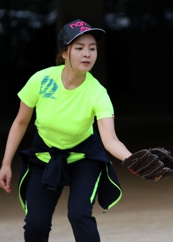 배우 여민정이 지난 7월7일 한스타 여자 연예인 야구단 첫 연습에 참가, 캐치볼을 하고 있다.(한스타DB) 