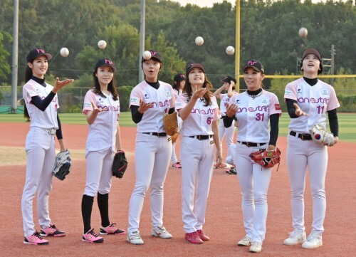 창단식에서 한스타 유니폼을 입은 여자 연예인 선수들. 왼쪽 두 번째가 리사. (한스타DB) 