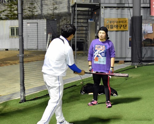 개그우먼 서성금(오른쪽)이 5일 수지 리틀야구장에서 실시한 한스타 여자연예인 야구단 단체훈련서 조태상코치로부터 타격 폼에 대해 배우고 있다.(한스타DB)