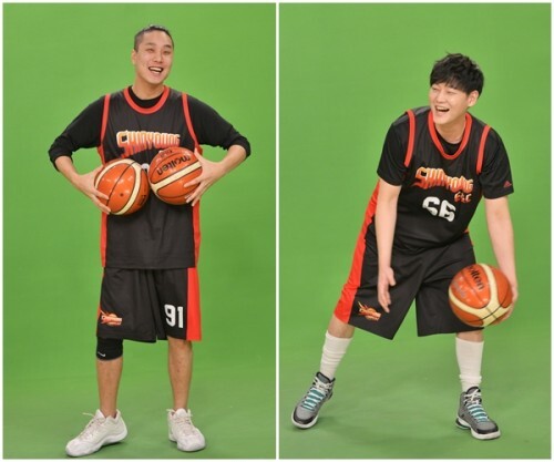 신영이엔씨의 문준(왼쪽)과 강상원(오른쪽)이 농구공을 들고 즐겁게 촬영하고 있다. /김효진 인턴기자