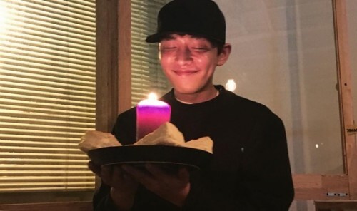 ‘청룡영화제’ 유아인이 케이크를 들고 미소 짓고 있다. ( News1star/유아인 인스타그램)