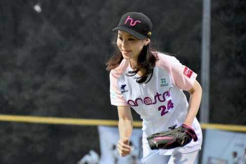 지난 9월 21일 한스타 여자 연예인 야구단 창단식에서 등번호 24번 유니폼을 입은 뮤지컬배우 리사의 모습. 살짝 미소를 머금은 리사의 청순한 미모가 돋보인다. (한스타DB) 