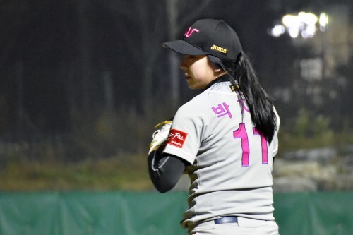 한스타 여자연예인 야구단 에이스 박지아가 8일 열린 2015 야구대제전 결승전 경남고와 북일고 경기에 앞서 완벽한 시구를 선보였다. (한스타DB)