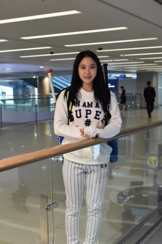 박지아가 10일 오전 팔라우 국제 야구대회에 출전하기 위해 인천공항에 도착하고 있다. 박지아는 양준혁의 맨토리야구단의 홍일점으로 참가한다. (박지아 페이스북)