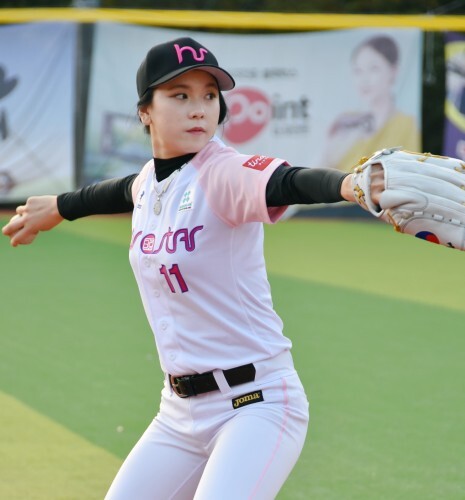 한스타 여자 연예인 야구단의 에이스로 활약하고 있는 박지아의 역동적인 투구 모습. (한스타DB)