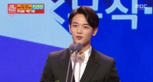 샤이니 민호가 인기상을 받았다. (News1star)/ MBC '방송연예대상' 캡처 