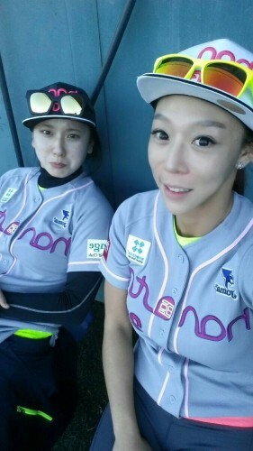 한스타 여자 연예인 야구단에서 활약하고 있는 김정화(오른쪽)와 박지아. (한스타DB)
